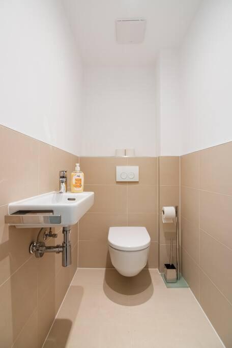 Gruene Und Zentrale Ruhelage Im Neubau Mit Balkon Apartment
